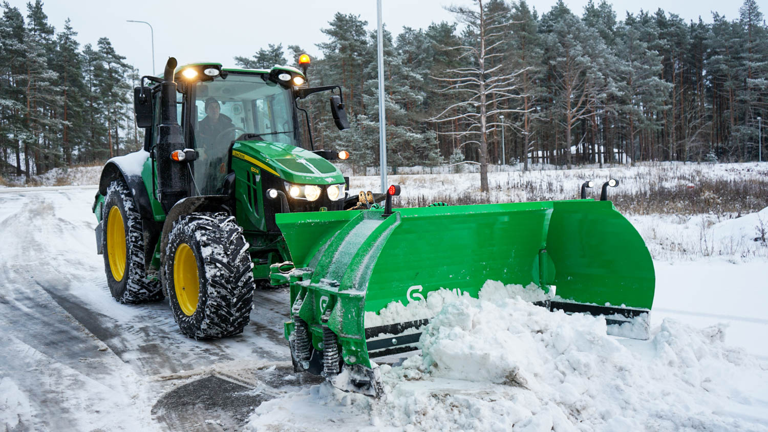 SAMI U-seriens snöplog – UPA-4200 (John Deere 6120 M) (1)