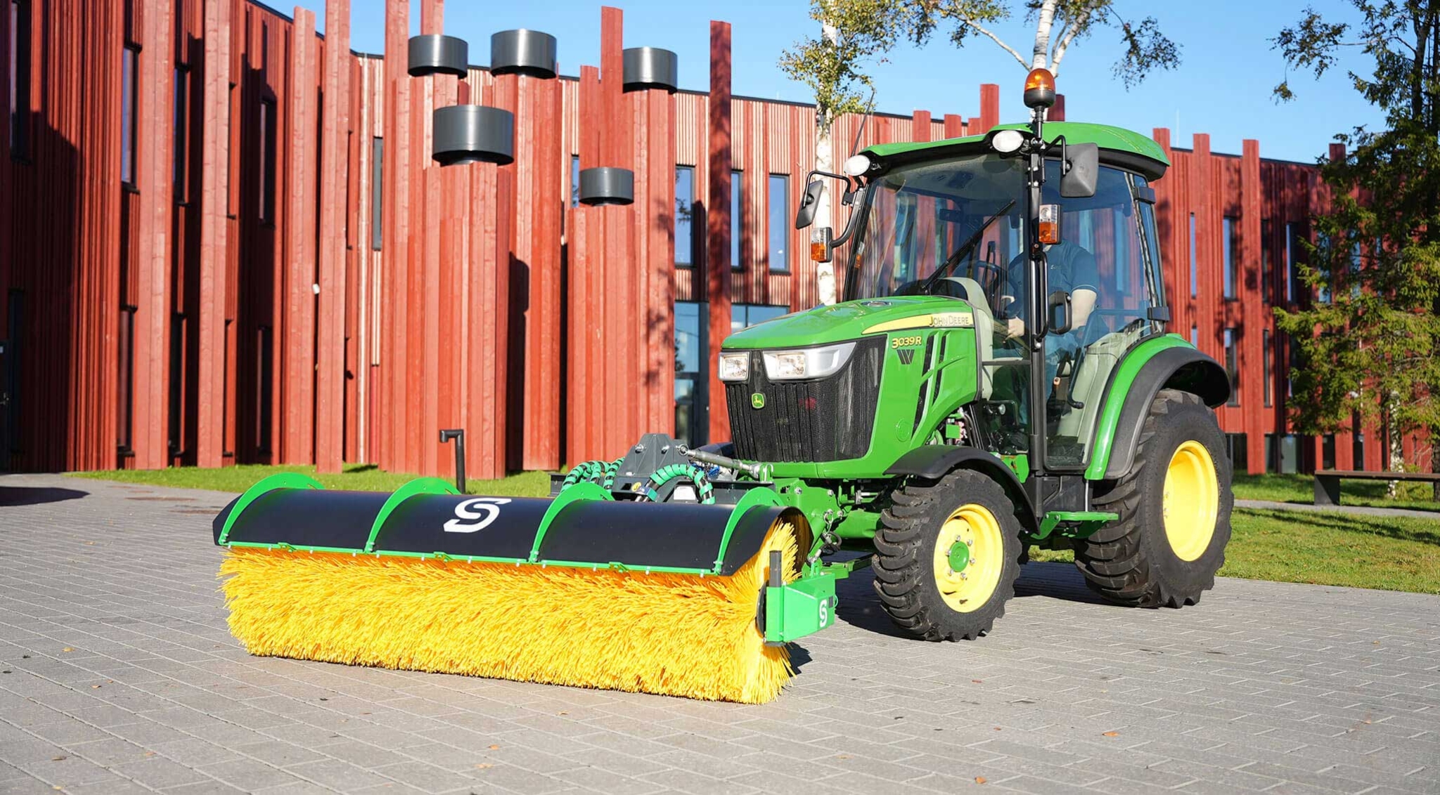 Vilken sopvals passar din maskin? 2 SAMI-kompaktseriens-sopvals-SW-1800-John-Deere-3039R-7