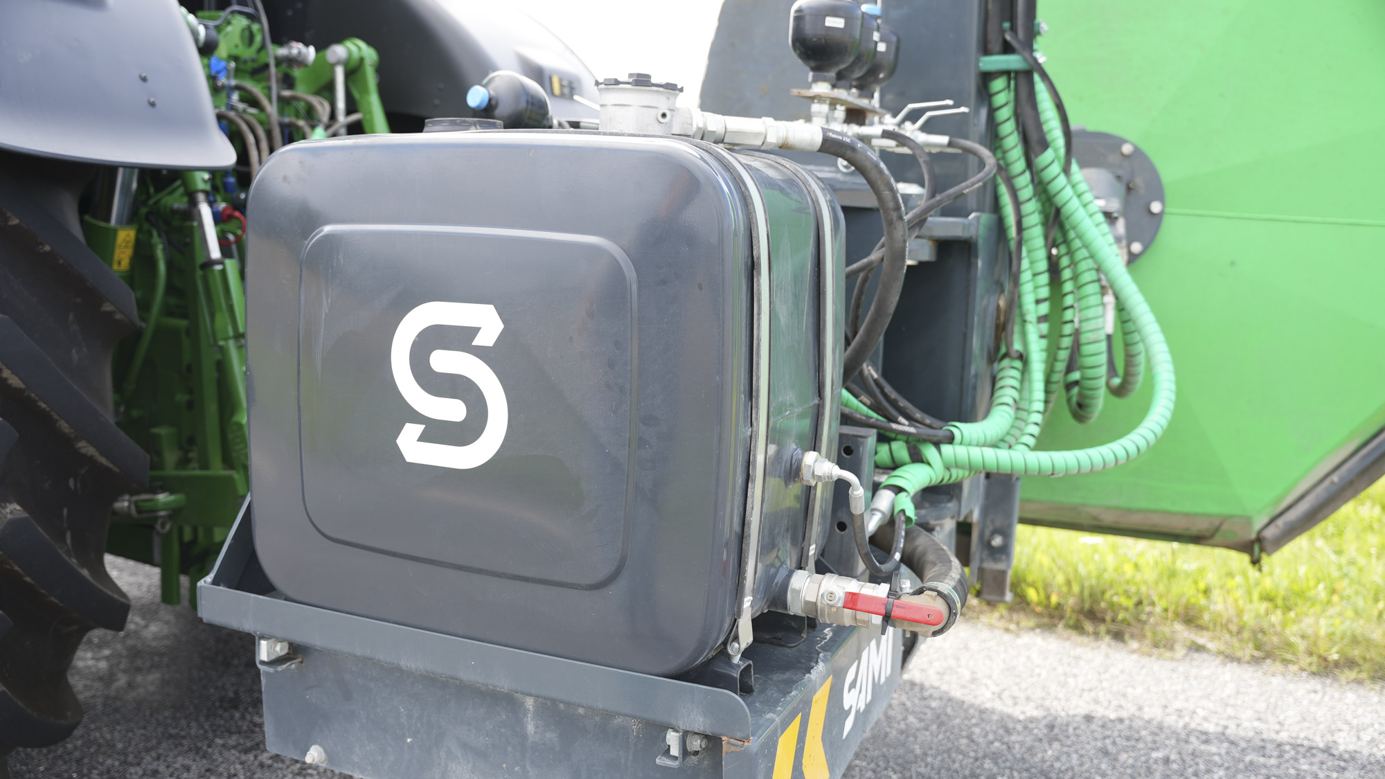 Kättingröjare HCM-1700 – oljetank och hydraulslangar