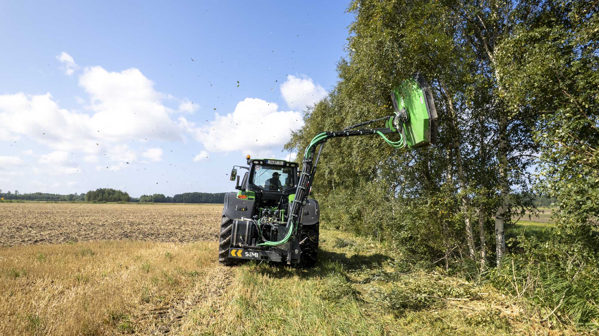 Kättingröjare HCM-1700 kvistar träd längs vägen