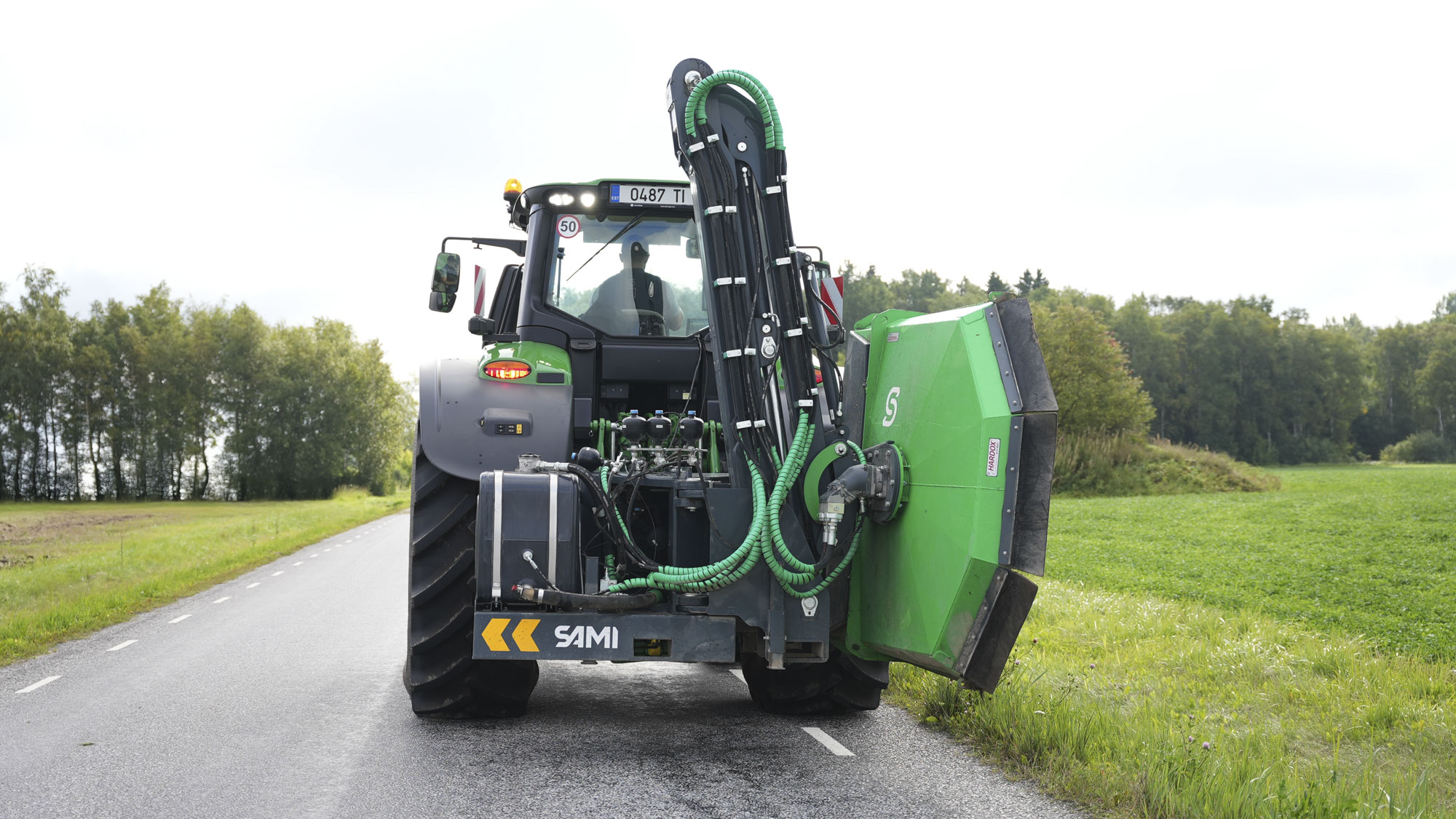 Kättingröjare HCM-1700 i transportläge bakom traktorn