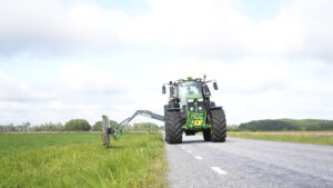 Kättingröjare HCM-1700 klipper vägkant och dike med full räckvidd