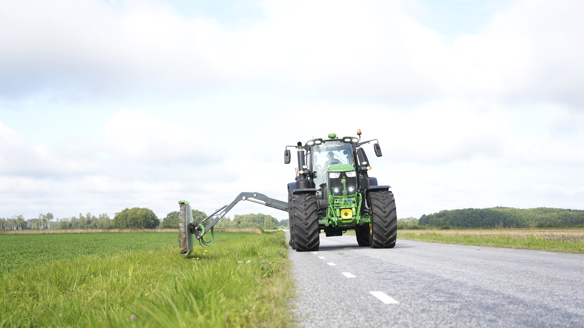 Kättingröjare HCM-1700 klipper vägkant och dike med full räckvidd