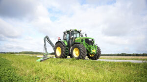SAMI hydraulisk kättingröjare HCM-1700 klipper ett vägdike med en John Deere-traktor