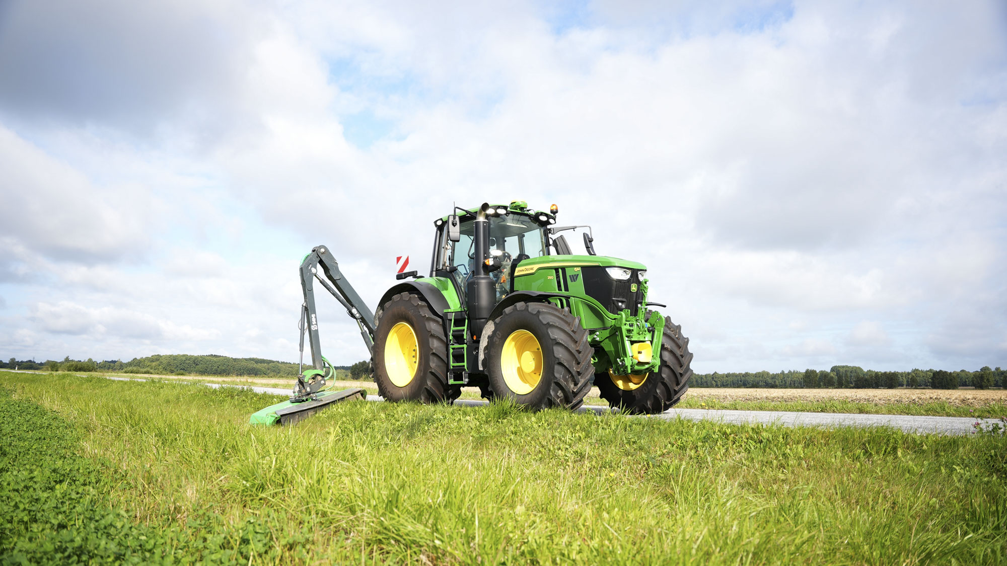 SAMI hydraulisk kättingröjare HCM-1700 klipper ett vägdike med en John Deere-traktor